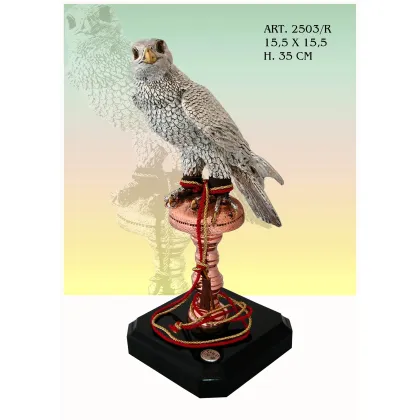 Zdjęcie Piękny orzeł na luksusowej podstawie