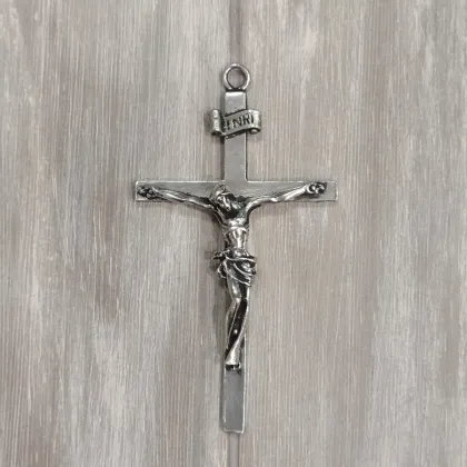 Zdjęcie Wyjątkowy mały krucyfiks Chrystusa na krzyżu wykonany z pewteru
