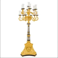 Zdjęcie Piękna mosiężna lampa w kształcie świecznika ze szlifowanym czarnym kryształem