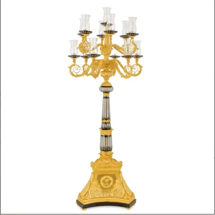 Zdjęcie Piękna mosiężna lampa w kształcie świecznika ze szlifowanym czarnym kryształem