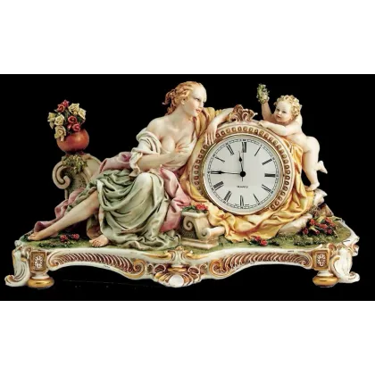 Zdjęcie Stylowy zegar z kobietą i cherubinkiem