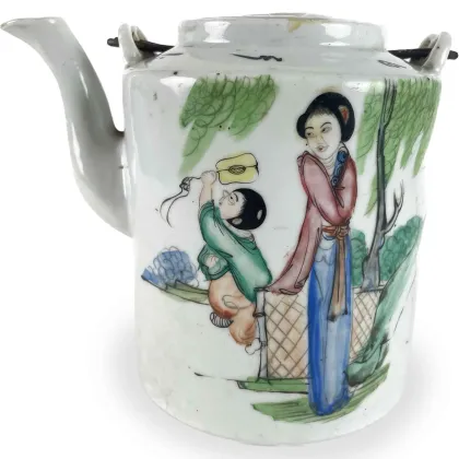 Picture Antique Chinese kettle with figurines from the 19th century