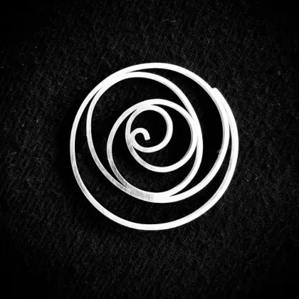 Zdjęcie Luksusowa srebrna broszka matowa - wyjątkowy prezent z okazji rocznicy