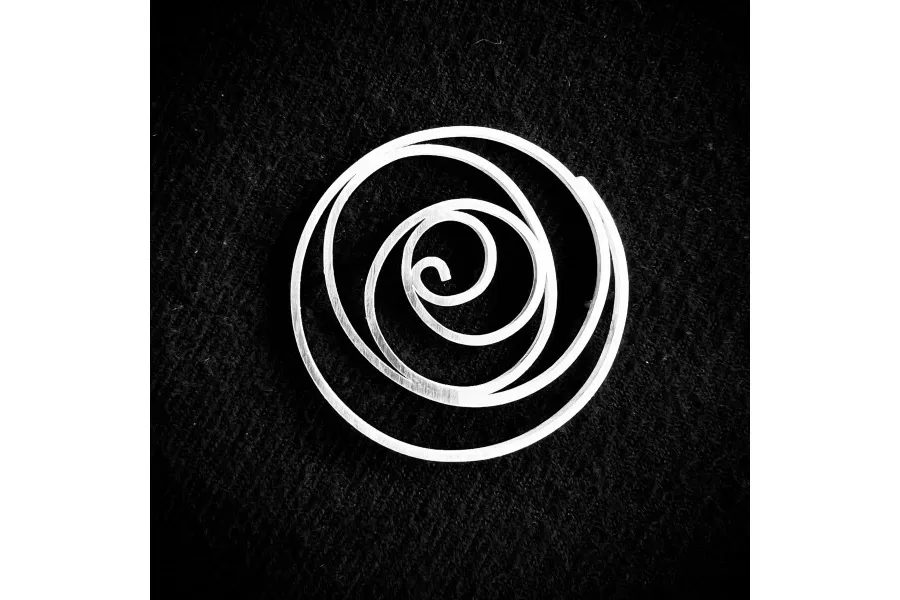 obrazek 1 Luksusowa srebrna broszka matowa - wyjątkowy prezent z okazji rocznicy