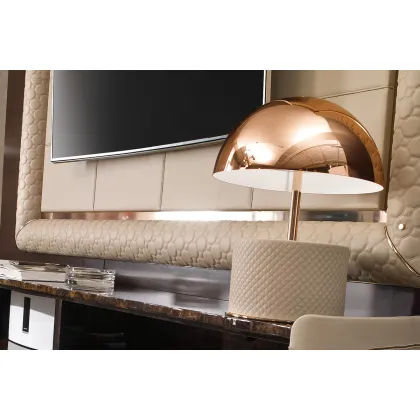 Zdjęcie Lampa stołowa z metalowym abażurem