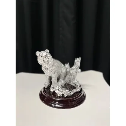 Picture A minimalist desk statuette with a bear