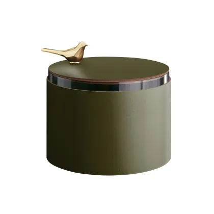 Zdjęcie Ciemnooliwkowe skórzane pudełko Ø15xH10 cm ozdobione ptaszkiem w kolorze złota