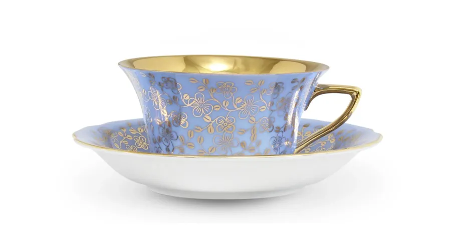 obrazek 1 Filiżanka do herbaty Windsor ze spodkiem z porcelany w kolorze niebieskim zdobiona złotymi kwiatami – Leander