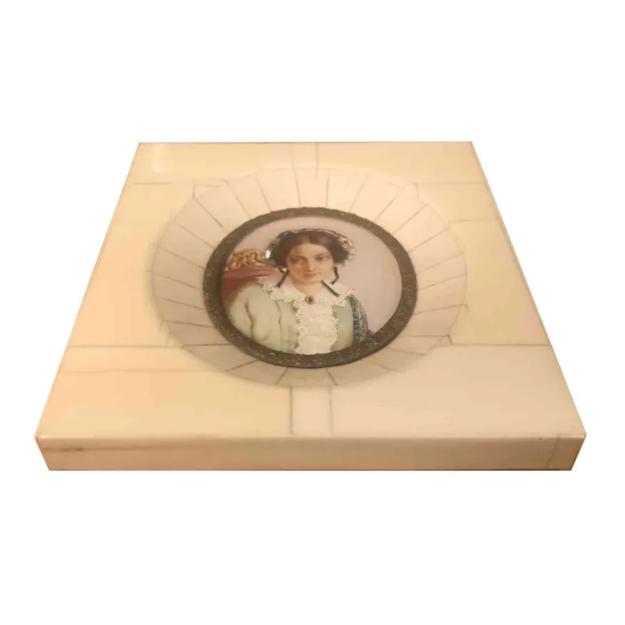 obrazek 5 Owalna miniatura z małą ramką z brązu w szerszej prostokątnej ramie fornirowanej kością słoniową