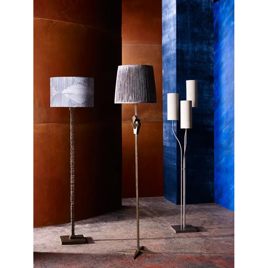 obrazek 2 Klasyczna wysoka lampa OBLIQUE marki Porta Romana