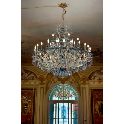 Zdjęcie Elegancki żyrandol wykonany z kryształu