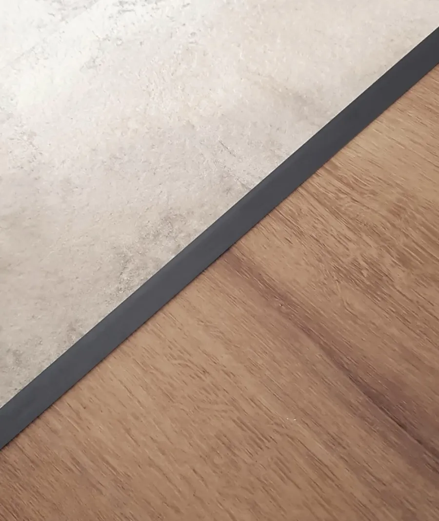 obrazek 1 200 x 2 x 0,1 cm Minileiste - (antracyt RAL 7016) - Minimalistyczna listwa aluminiowa łączeniowa międzypodłogowa UL20X5-06