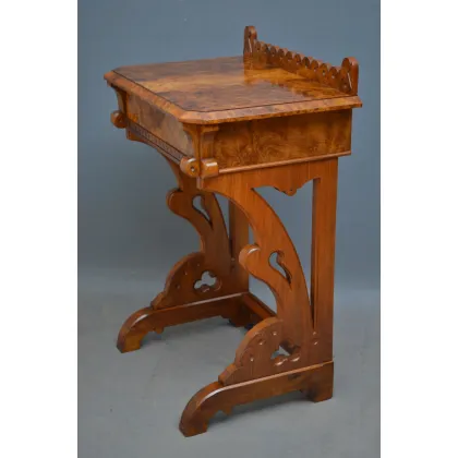 Zdjęcie Wiktoriański stół Revival Gothic w kolorze orzecha włoskiego, z rzeźbioną galerią - antyk