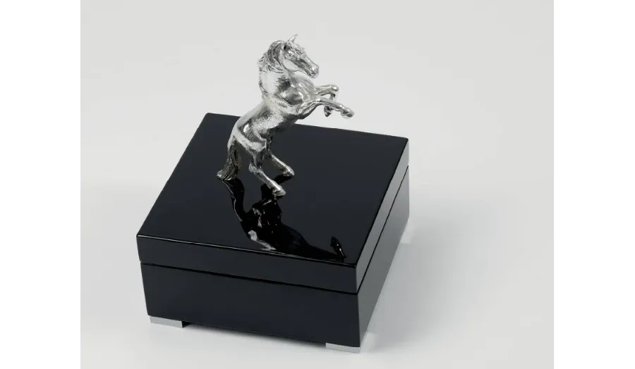 obrazek 1 Szykowne czarne pudełko z posrebrzanym mosiężnym koniem i niklem