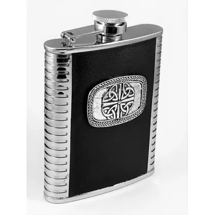 Zdjęcie Piersiówka na alkohol z cyny i skóry z wyjątkowym wzorem