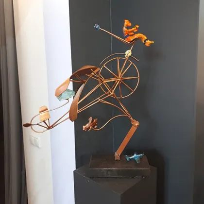 Zdjęcie Elegancka nowoczesna rzeźba ze stali