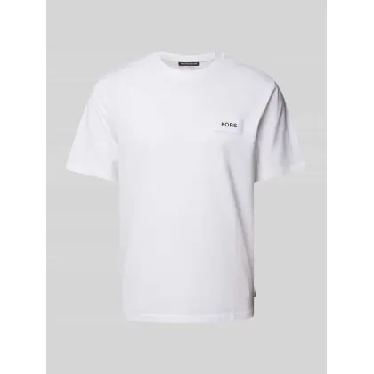 Zdjęcie T-shirt z naszywką z logo