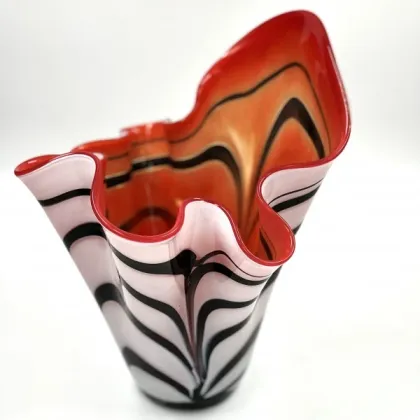 Zdjęcie Luksusowy wazon w paski zebry - idealna ozdoba do salonu