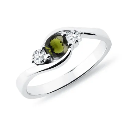 Zdjęcie Pierścionek z białego złota z mołdawitem i dwoma brylantami po bokach KLENOTA