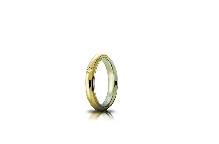obrazek 1 Prestiżowa obrączka z białego i żółtego złota z diamentem o masie 0,03 ct. 4mm szerokości.