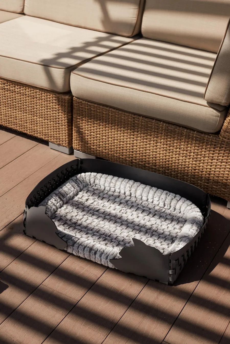 obrazek 2 Wyjątkowe czarne skórzane legowisko dla psa 60x42xH15 cm z dwustronną poduszką