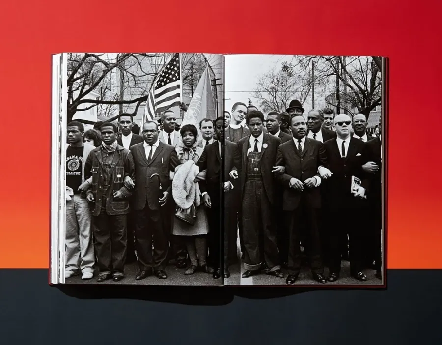 obrazek 15 Książka James Baldwin. The Fire Next Time, Art Edition No. 101–150, Steve Schapiro ‘Selma March’ - Taschen