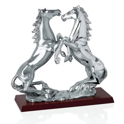 Zdjęcie Eleganckie konie na podstawce