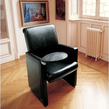 Zdjęcie Skórzany fotel o niewielkich rozmiarach z małymi kółkami z tyłu - Mascheroni