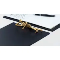 Zdjęcie Mosiężny designerski clipboard na dokumenty - człowiek