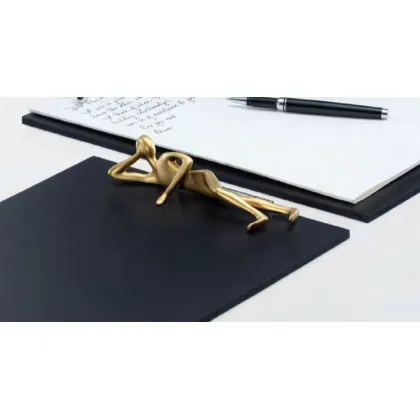 Zdjęcie Mosiężny designerski clipboard na dokumenty - człowiek
