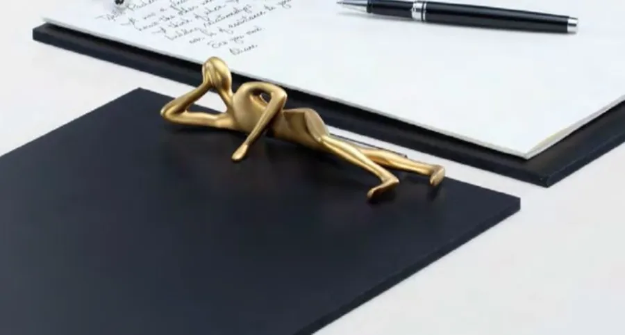 obrazek 1 Mosiężny designerski clipboard na dokumenty - człowiek