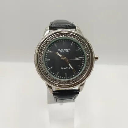 Zdjęcie Stylowy męski zegarek naręczny wykonany z pewteru