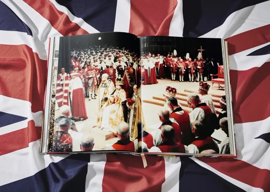 obrazek 6 Książka Her Majesty, Vivienne Westwood Edition No. 501–1,000, Harry Benson ‘Royal Departure’ - Taschen