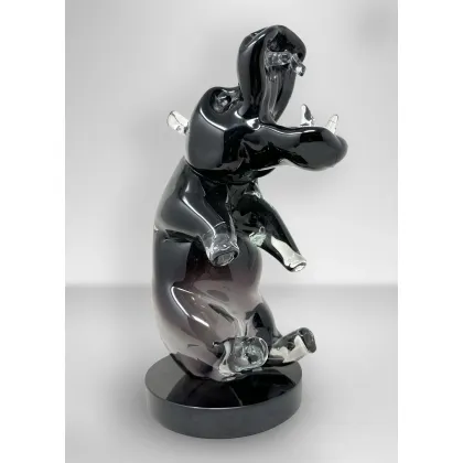 Zdjęcie Gustowna rzeźba hipopotama w kloszu ze szkła Murano