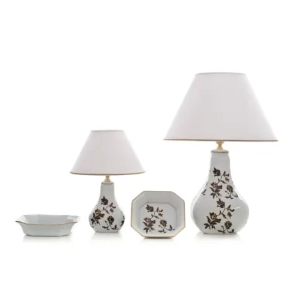 Zdjęcie Kwiecista lampa z porcelany o wysmukłym kształcie