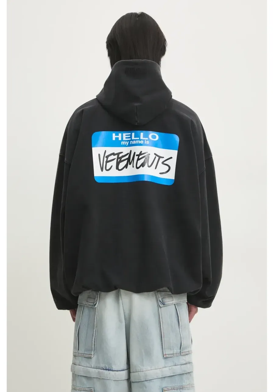obrazek 1 VETEMENTS bluza bawełniana My Name Sticker Cropped Boxy kolor czarny z kapturem z nadrukiem UA66HD650B