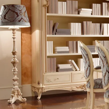 Zdjęcie Klasyczna włoska lampa stojąca z rzeźbioną podstawą