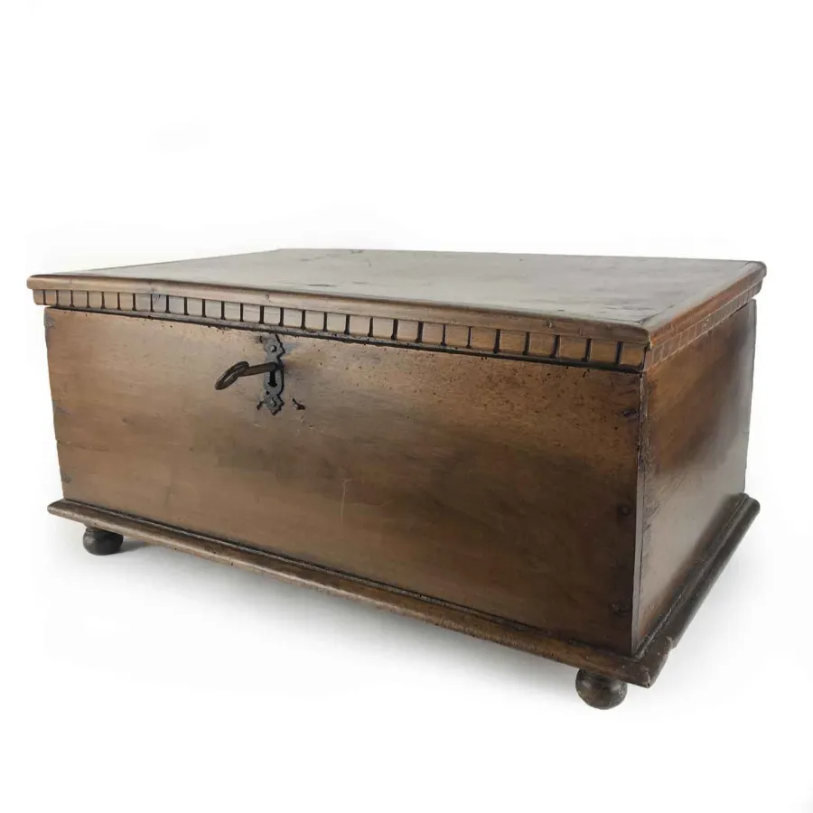 obrazek 4 Pudełko z orzecha włoskiego z nóżkami z końca XVIII wieku