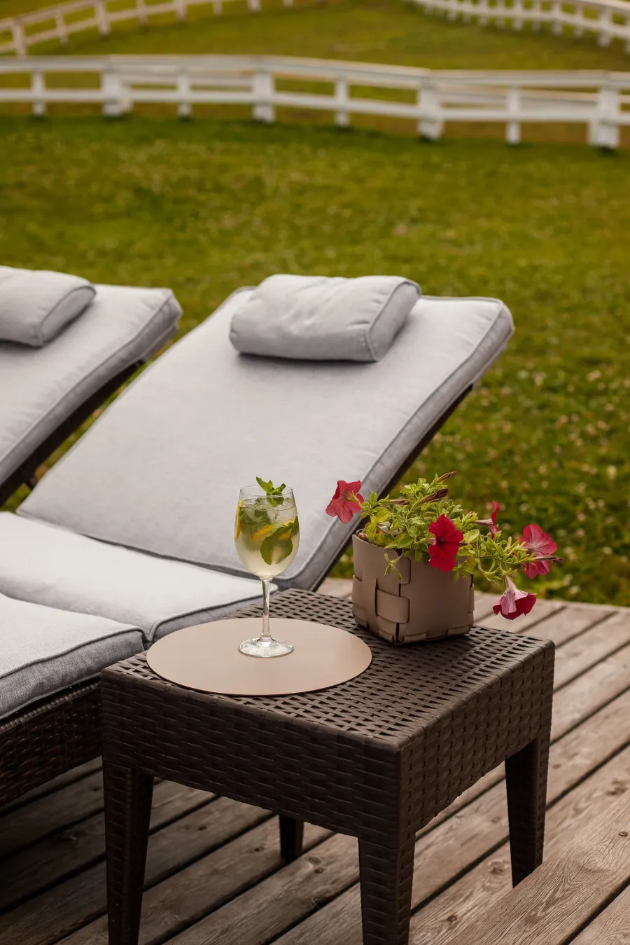 obrazek 3 Stylowy koszyk Bottega 12x12xH13 cm w wyjątkowym kolorze cappuccino