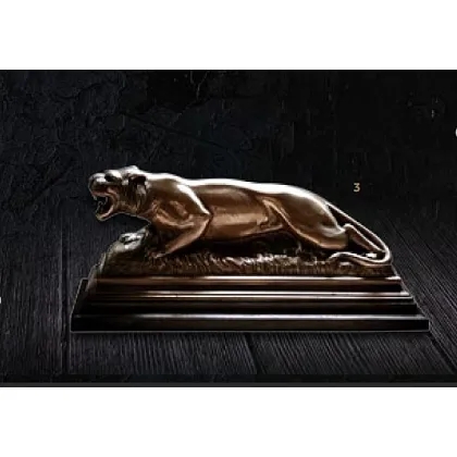 Zdjęcie Niepowtarzalna rzeźba przedstawiajaca waleczną lwicę