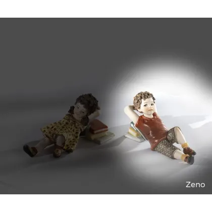 Zdjęcie Figurka małego chłopca opierającego się o stos książek - Sibania