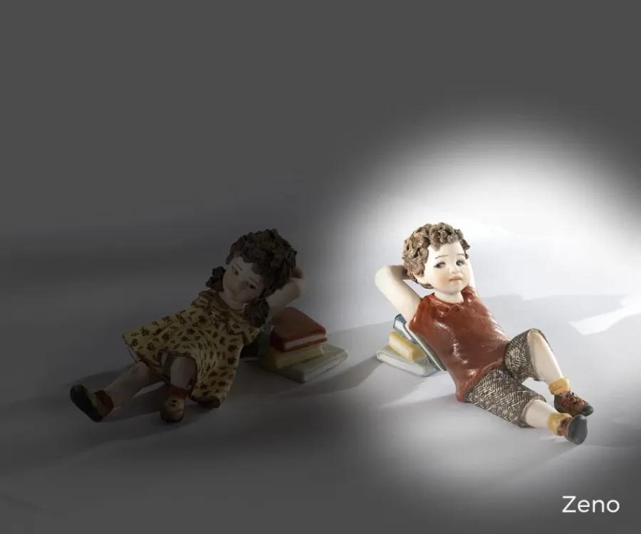 obrazek 1 Figurka małego chłopca opierającego się o stos książek - Sibania