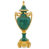Zdjęcie Zdobiony wazon z pozłacanego mosiądzu i kamienia malachitowego