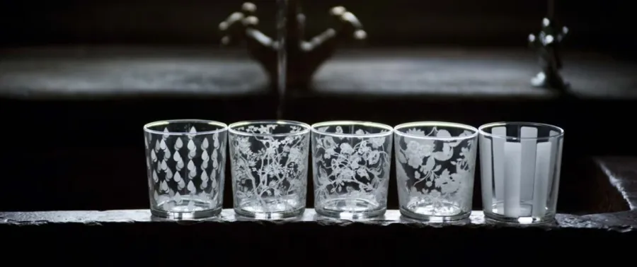 obrazek 2 Elegancka szklana karafka z wzorami - Virginia Casa