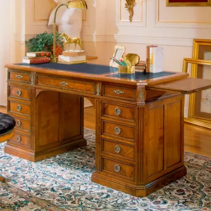 Zdjęcie Antyczne biurko z drewna litego