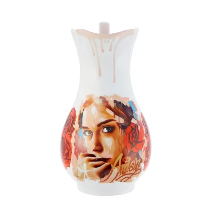 Zdjęcie Artystyczny dzbanek porcelanowy do jadalni lub salonu