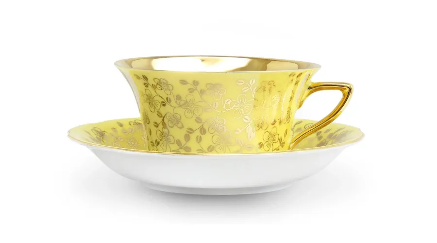 obrazek 1 Filiżanka do herbaty Windsor ze spodkiem z porcelany w kolorze żółtym zdobiona złotymi kwiatami – Leander