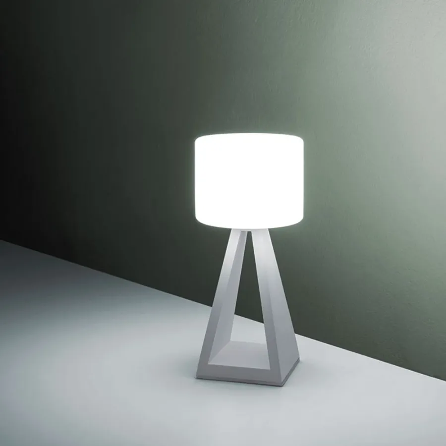 obrazek 2 Urokliwa lampka z aluminium i akrylu na stolik lub biurko