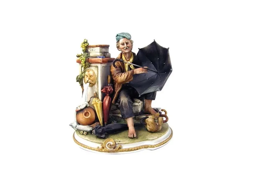 obrazek 1 Stylowa figurka z porcelany - konserwator parasoli