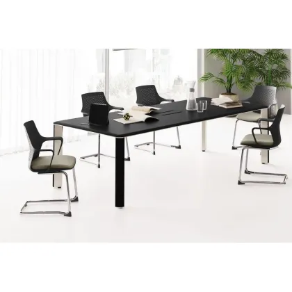 Zdjęcie Prostokątny stół konferencyjny z wejściem na elektronikę